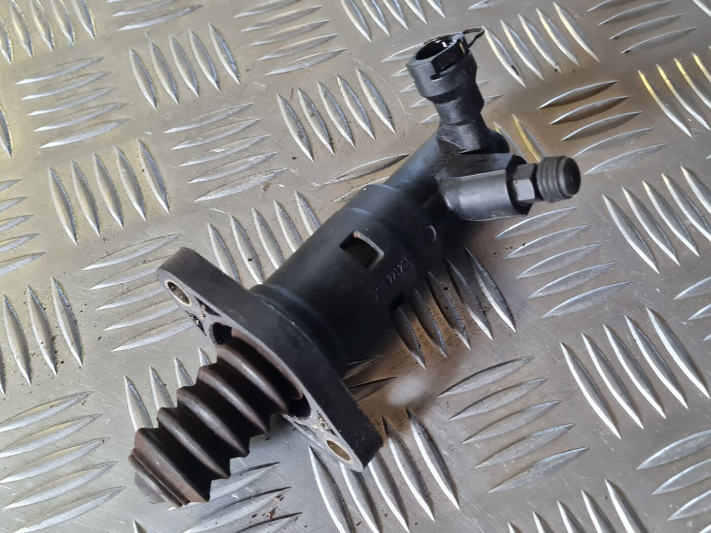 Sajūga palīgcilindrs priekš VW GOLF 5 2004 3 Sajūga palīgcilindrs priekš VW GOLF 5 2004