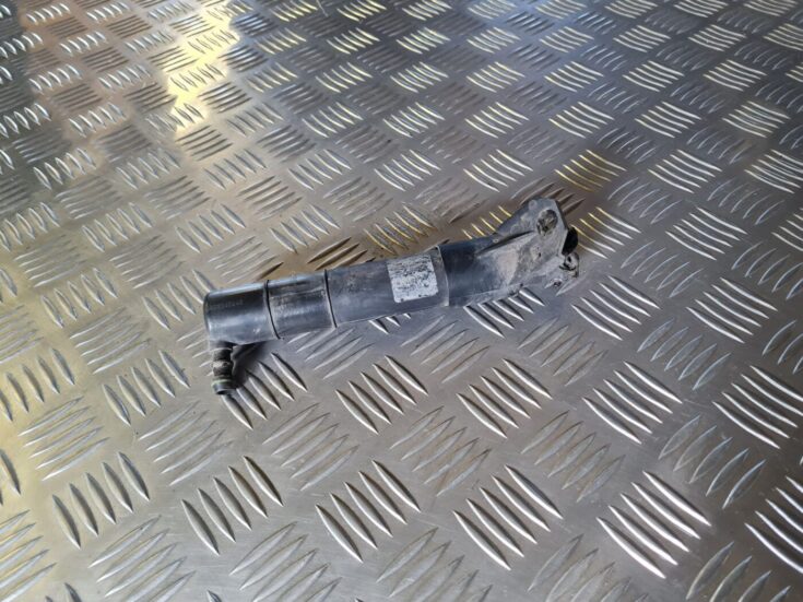 Lukturu mazgātāja sprausla priekš VW GOLF 5 2004