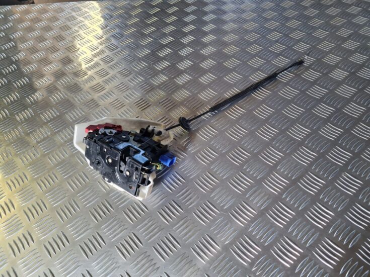 Aizmugurējo kreiso durvju slēdzene priekš VW GOLF 5 2004