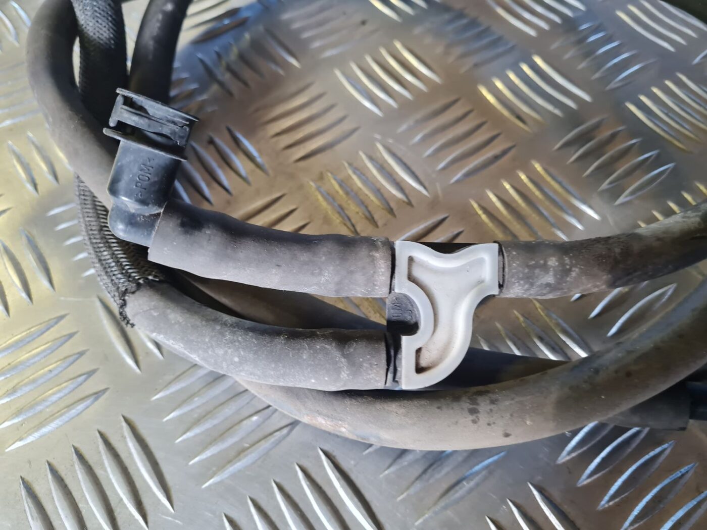 Lukturu mazgātāja sprauslas šļūtene priekš VW GOLF 5 2004 5 Lukturu mazgātāja sprauslas šļūtene priekš VW GOLF 5 2004