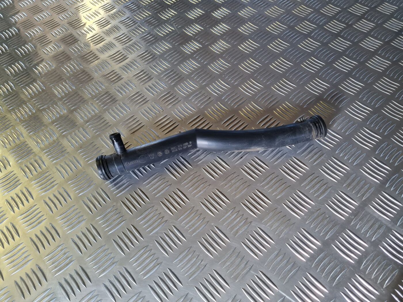 Dzesēšanas caurule priekš VW GOLF 5 2004 1 Dzesēšanas caurule priekš VW GOLF 5 2004