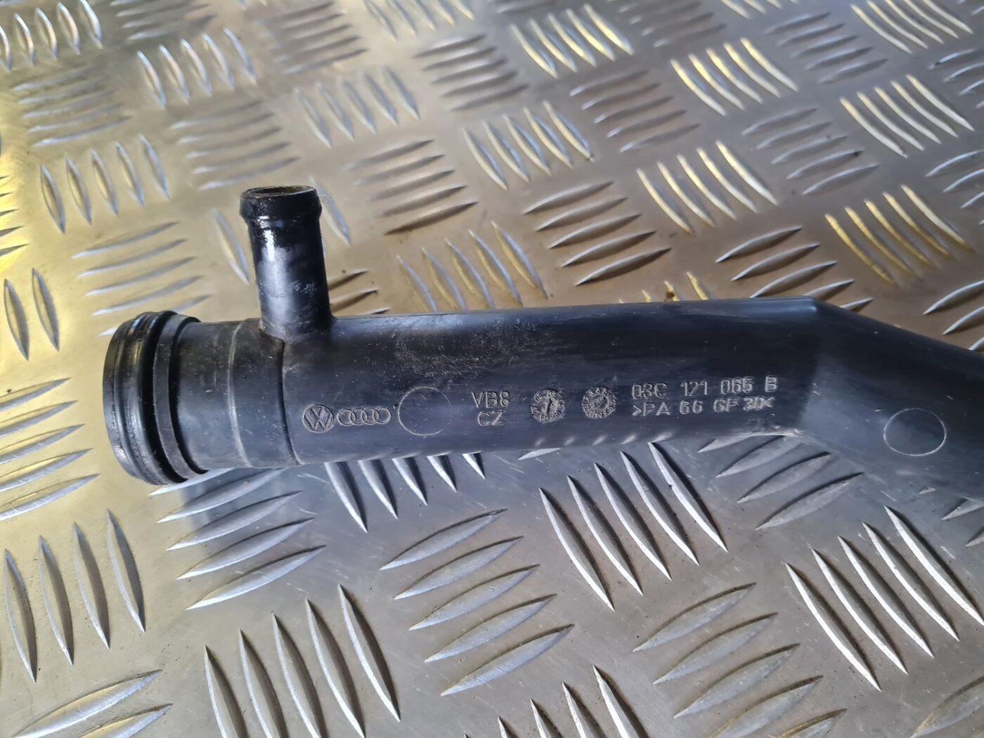 Dzesēšanas caurule priekš VW GOLF 5 2004 2 Dzesēšanas caurule priekš VW GOLF 5 2004