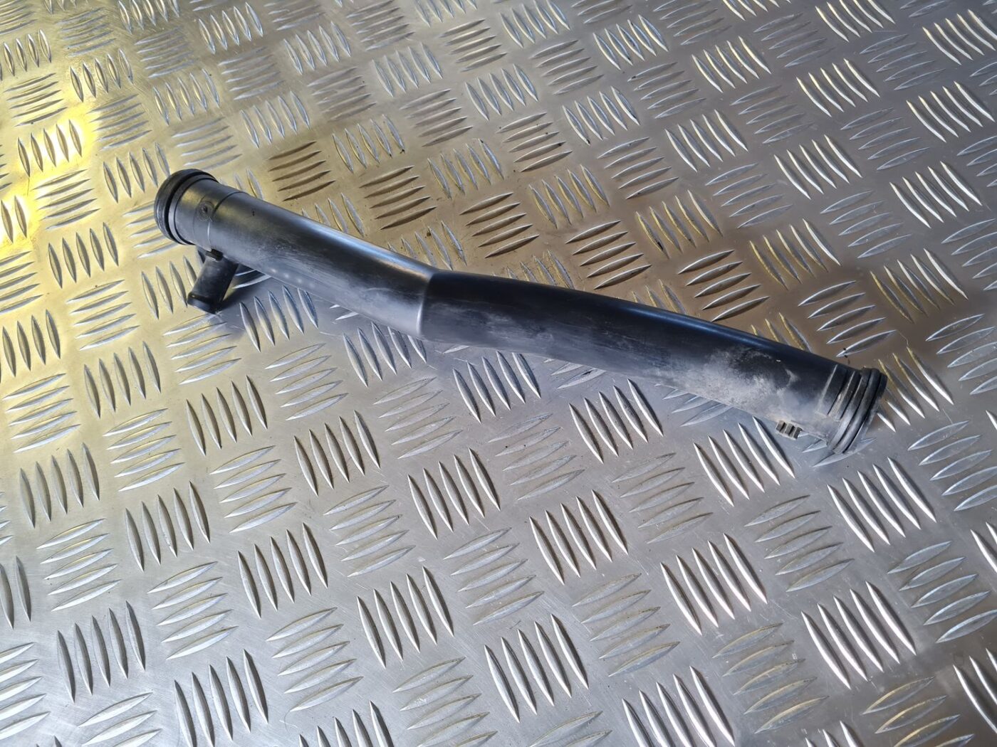 Dzesēšanas caurule priekš VW GOLF 5 2004 3 Dzesēšanas caurule priekš VW GOLF 5 2004