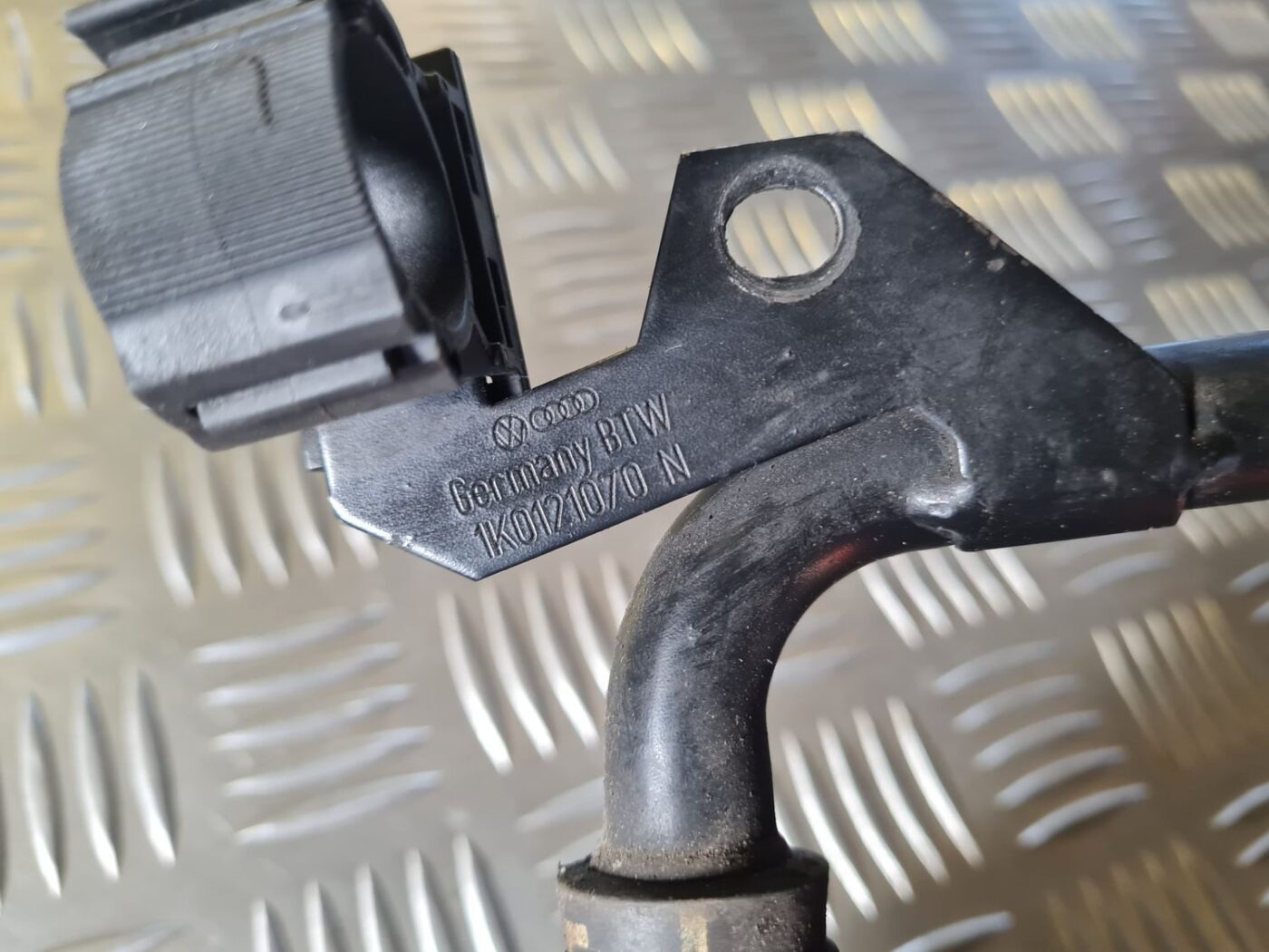 Dzesēšanas caurule priekš VW GOLF 5 2004 4 Dzesēšanas caurule priekš VW GOLF 5 2004