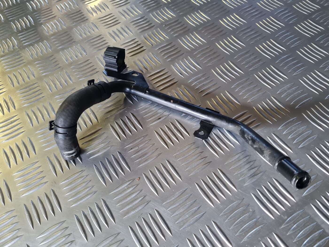 Dzesēšanas caurule priekš VW GOLF 5 2004 3 Dzesēšanas caurule priekš VW GOLF 5 2004