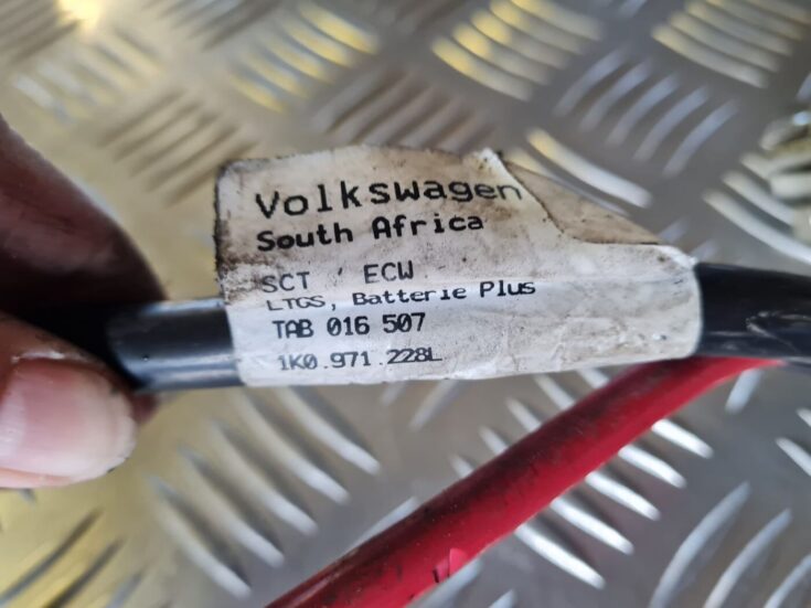 Pozitīvais elektrovads priekš VW GOLF 5 2004