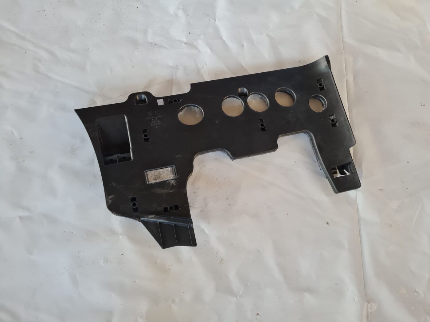 Mērinstrumentu paneļa apakšēja apdare priekš VW GOLF 5 2004 1 Mērinstrumentu paneļa apakšēja apdare priekš VW GOLF 5 2004