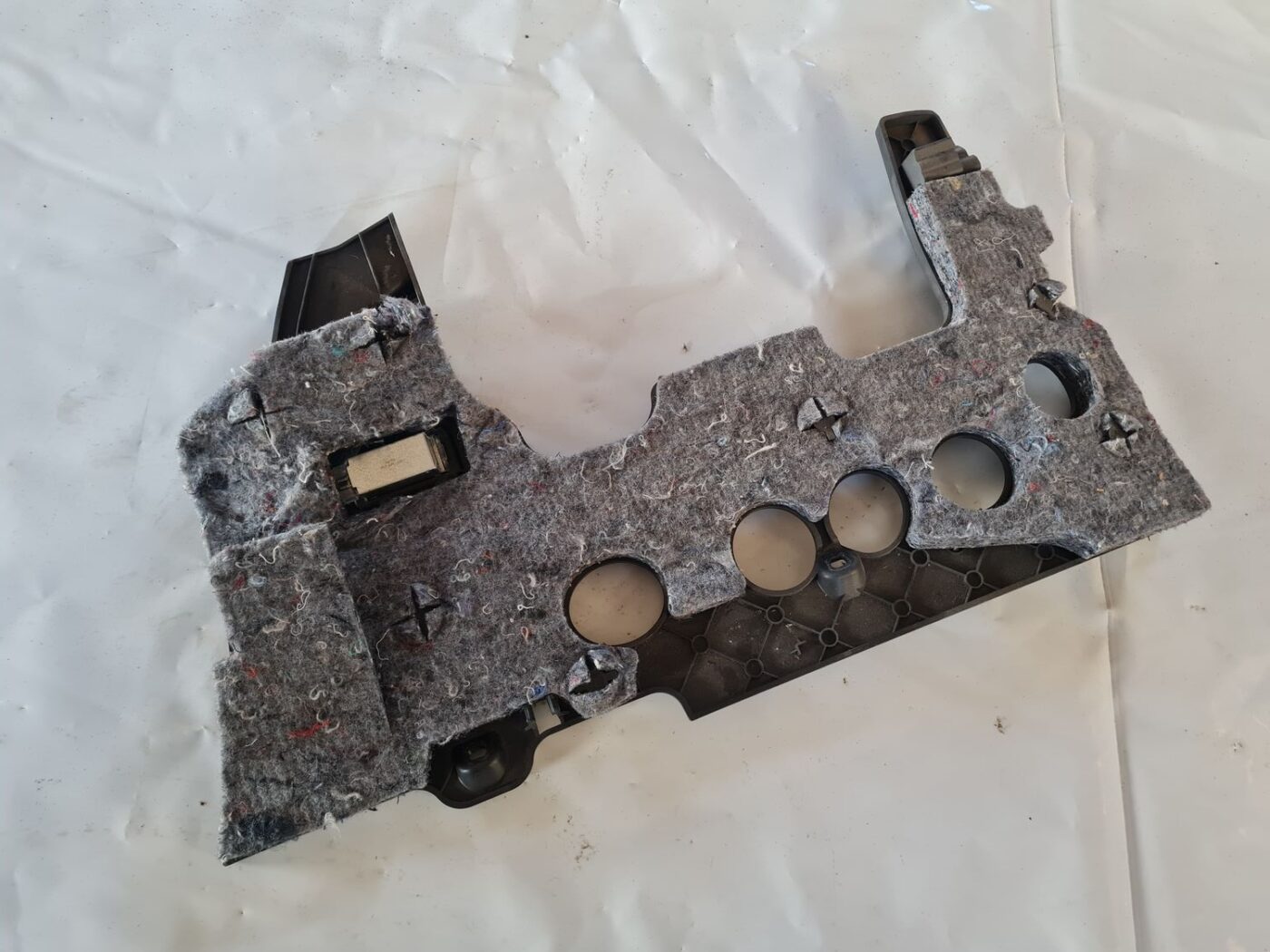 Mērinstrumentu paneļa apakšēja apdare priekš VW GOLF 5 2004 2 Mērinstrumentu paneļa apakšēja apdare priekš VW GOLF 5 2004