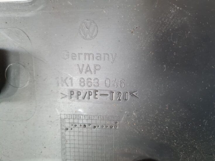Centrālās konsoles (apdares) sānu panelis priekš VW GOLF 5 2004