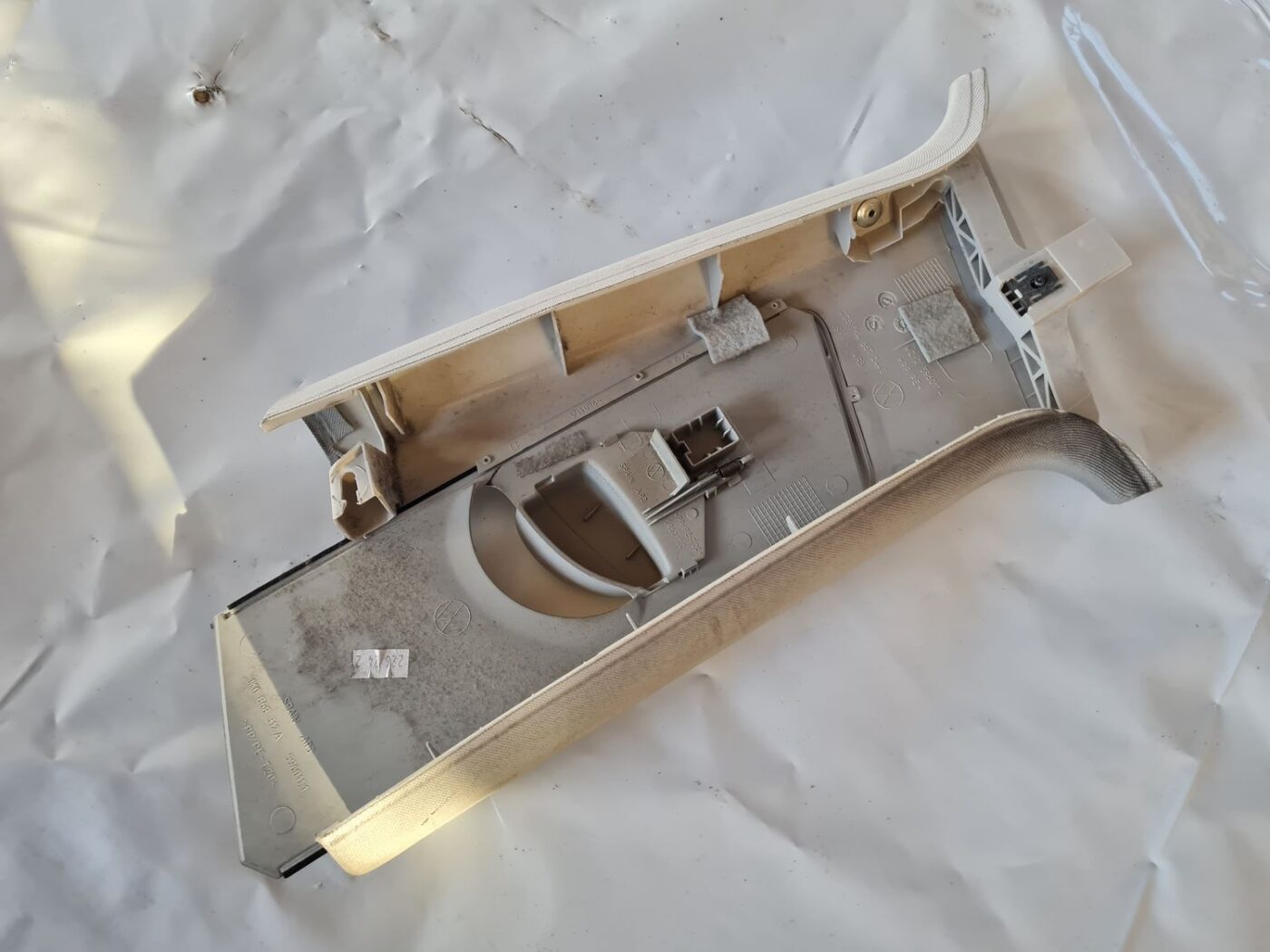 Vidējas salona statnes apdare priekš VW GOLF 5 2004 5 Vidējas salona statnes apdare priekš VW GOLF 5 2004