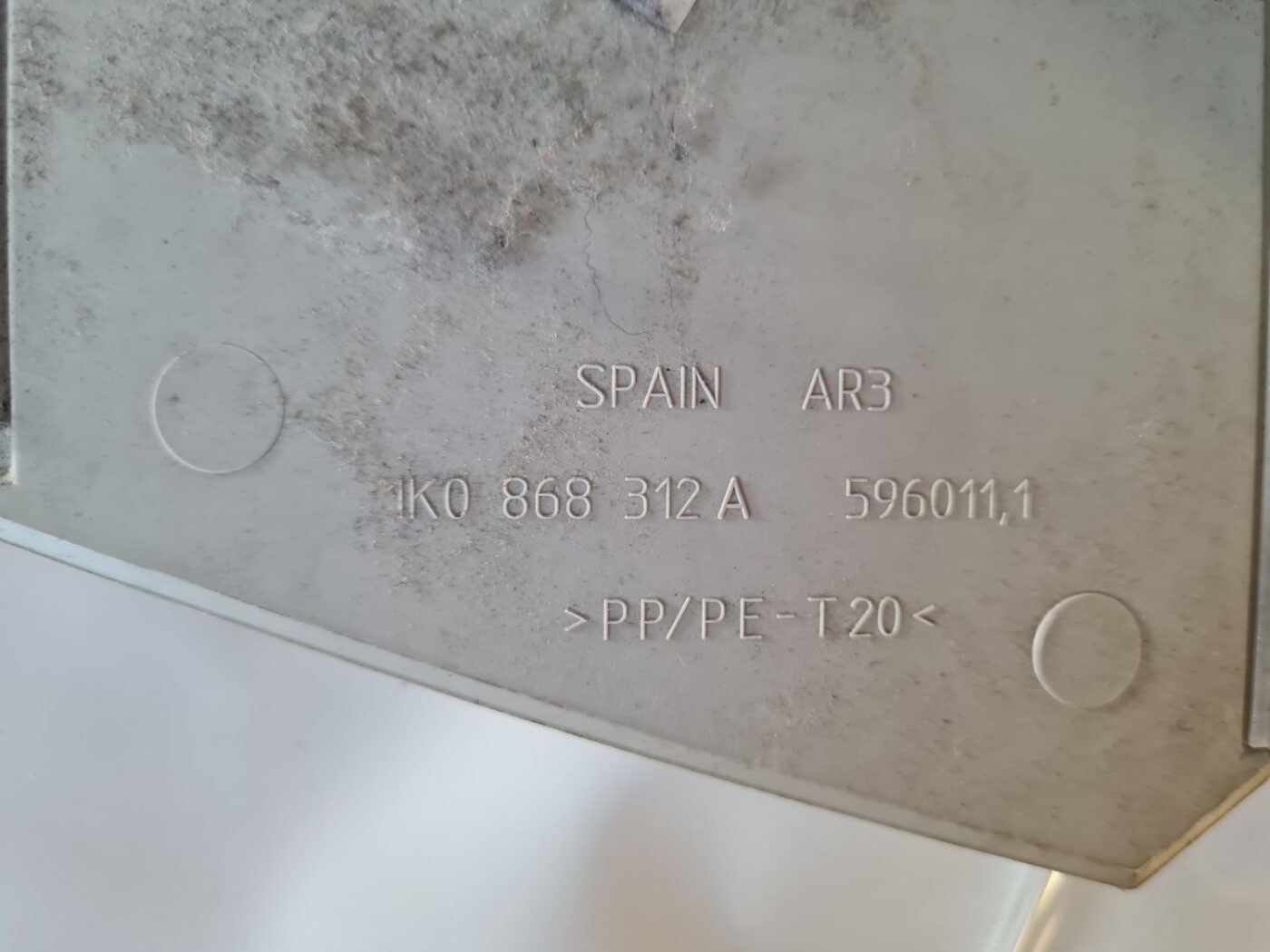 Vidējas salona statnes apdare priekš VW GOLF 5 2004 4 Vidējas salona statnes apdare priekš VW GOLF 5 2004