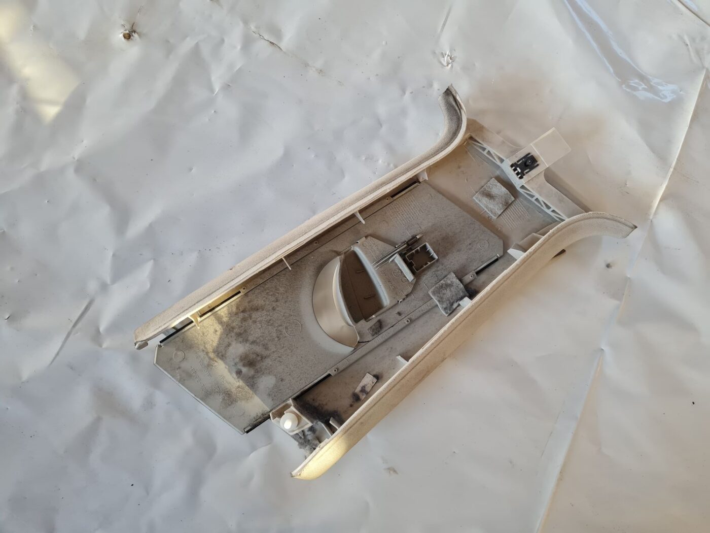 Vidējas salona statnes apdare priekš VW GOLF 5 2004 5 Vidējas salona statnes apdare priekš VW GOLF 5 2004