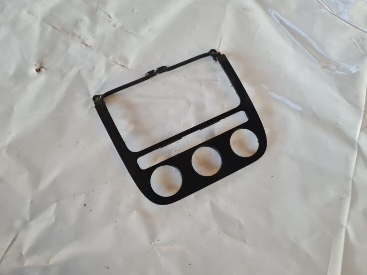 Mērinstrumentu paneļa dekoratīvais rāmis priekš VW GOLF 5 2004