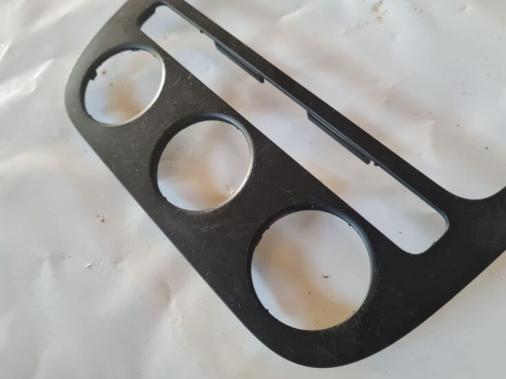 Mērinstrumentu paneļa dekoratīvais rāmis priekš VW GOLF 5 2004