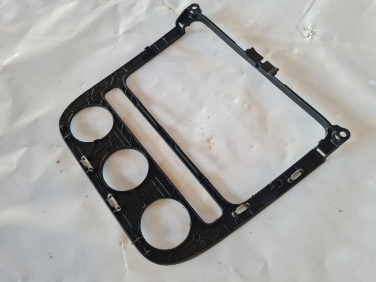 Mērinstrumentu paneļa dekoratīvais rāmis priekš VW GOLF 5 2004