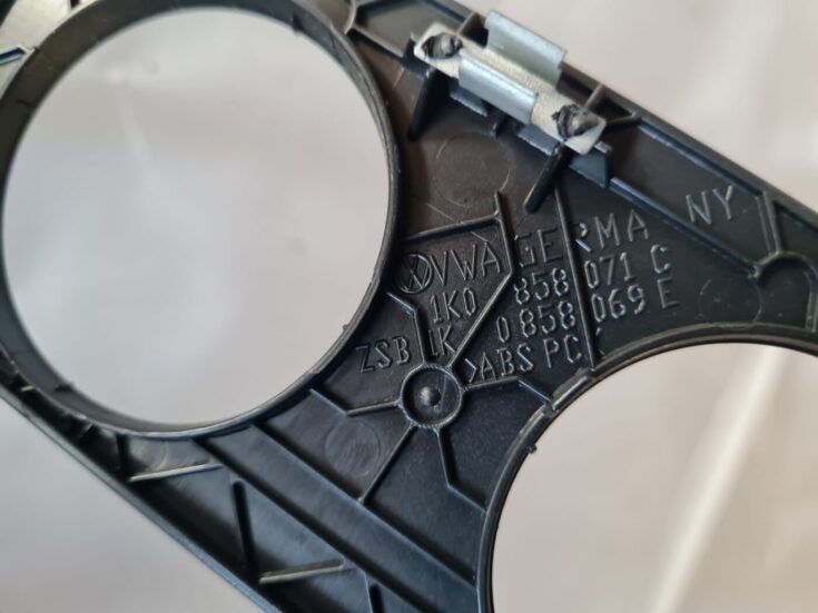 Mērinstrumentu paneļa dekoratīvais rāmis priekš VW GOLF 5 2004