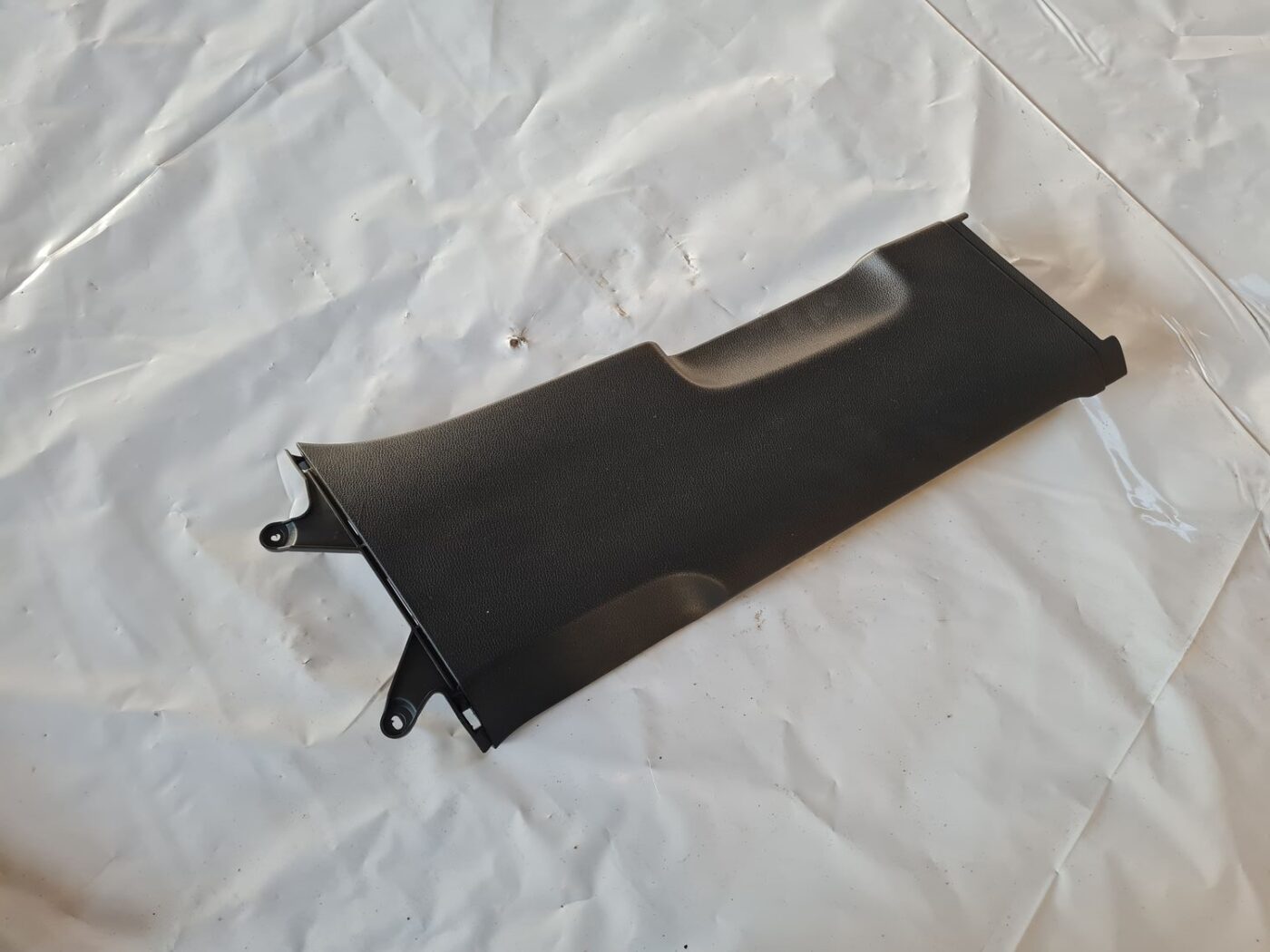 Vidējas salona statnes apdare priekš VW GOLF 5 2004 1 Vidējas salona statnes apdare priekš VW GOLF 5 2004