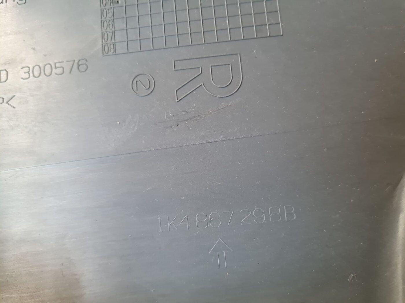 Vidējas salona statnes apdare priekš VW GOLF 5 2004 3 Vidējas salona statnes apdare priekš VW GOLF 5 2004