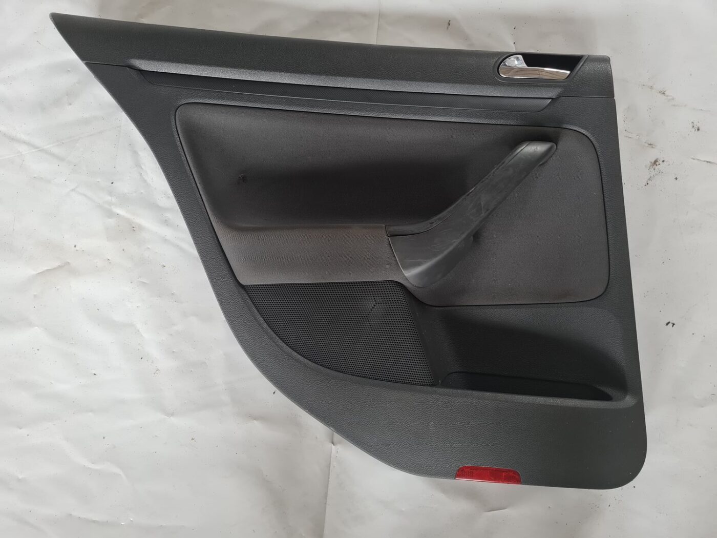 Aizmugurējo kreiso durvju apdare priekš VW GOLF 5 2004 2 Aizmugurējo kreiso durvju apdare priekš VW GOLF 5 2004