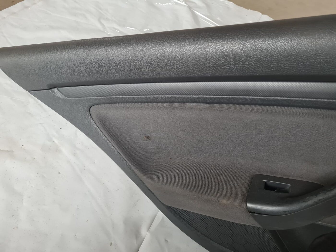 Aizmugurējo kreiso durvju apdare priekš VW GOLF 5 2004 7 Aizmugurējo kreiso durvju apdare priekš VW GOLF 5 2004