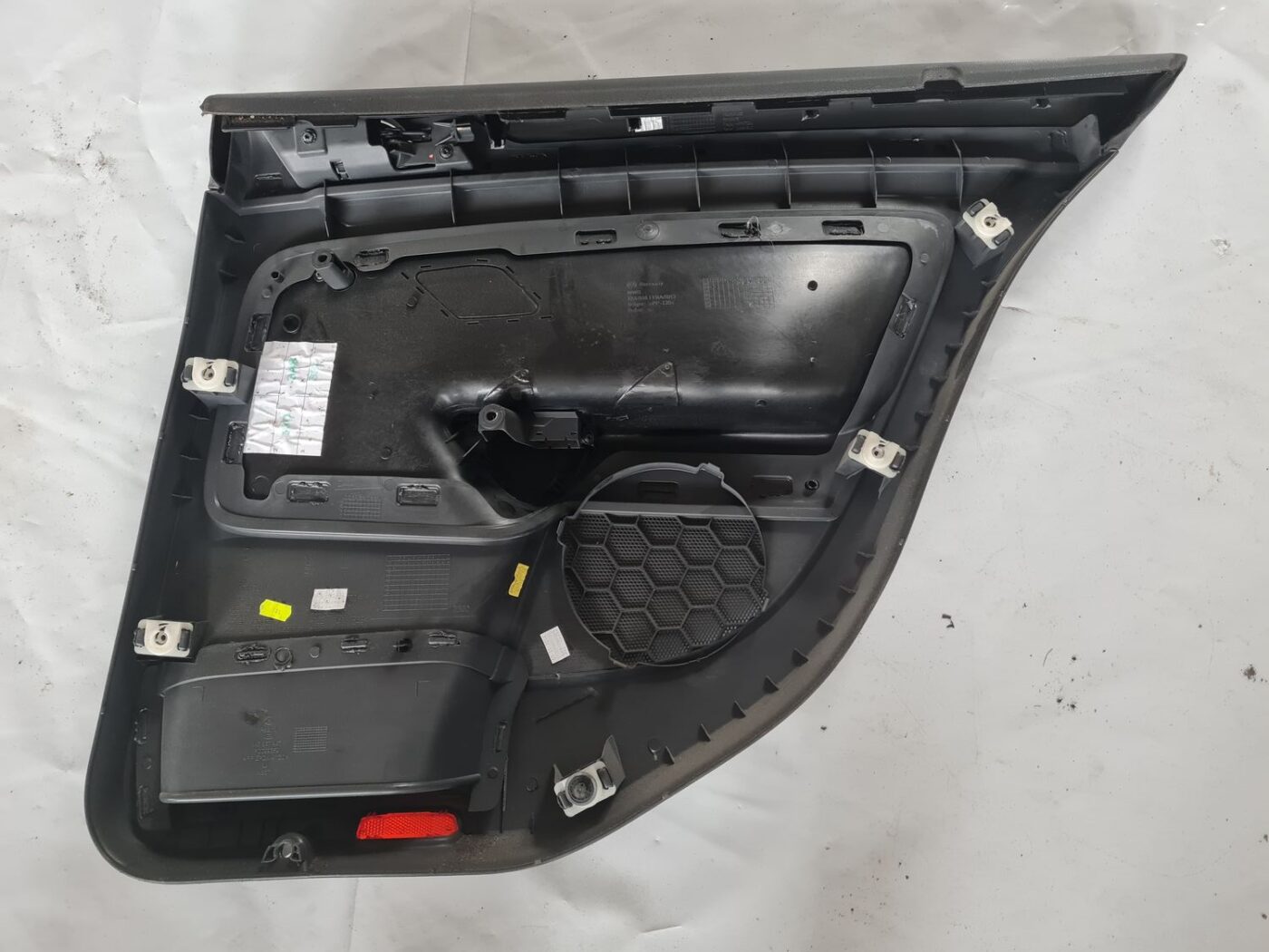 Aizmugurējo kreiso durvju apdare priekš VW GOLF 5 2004 6 Aizmugurējo kreiso durvju apdare priekš VW GOLF 5 2004