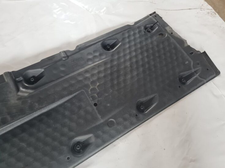Virsbūves apakšējais aizsargs priekš VW GOLF 5 2004