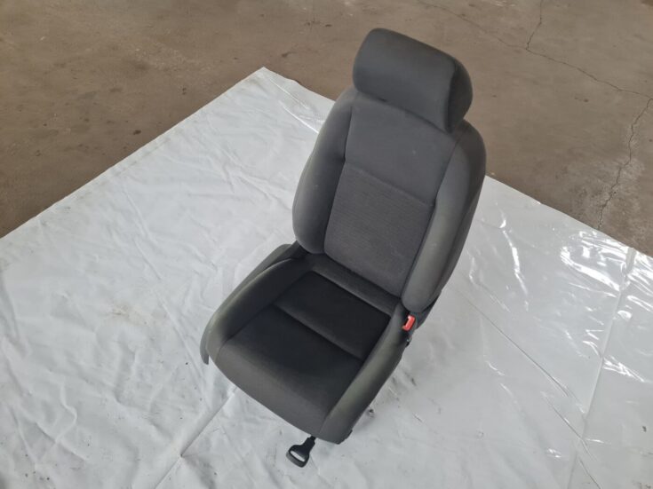 Priekšējais labais sēdeklis priekš VW GOLF 5 2004