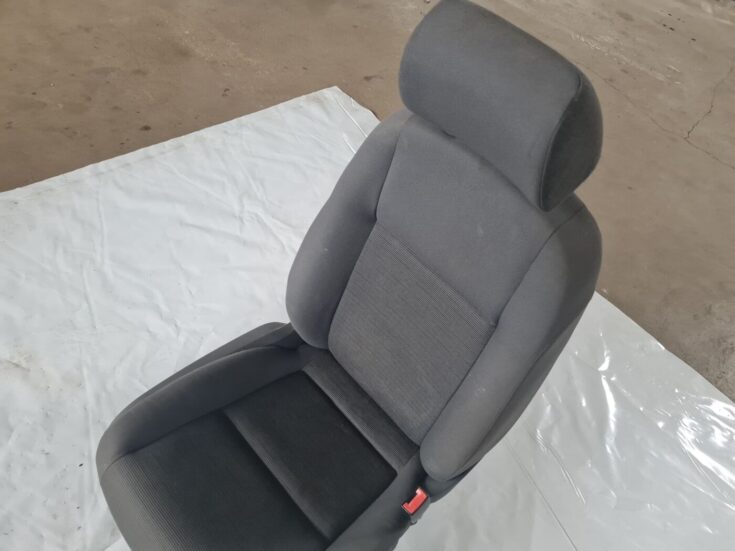 Priekšējais labais sēdeklis priekš VW GOLF 5 2004