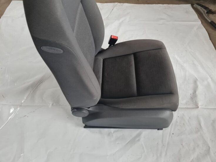 Priekšējais labais sēdeklis priekš VW GOLF 5 2004