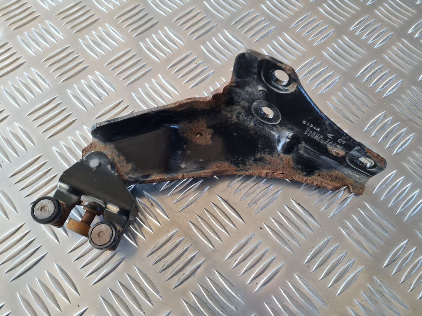 Bīdāmo durvju apakšējais turētājs priekš CITROEN BERLINGO 2014 2 Bīdāmo durvju apakšējais turētājs priekš CITROEN BERLINGO 2014