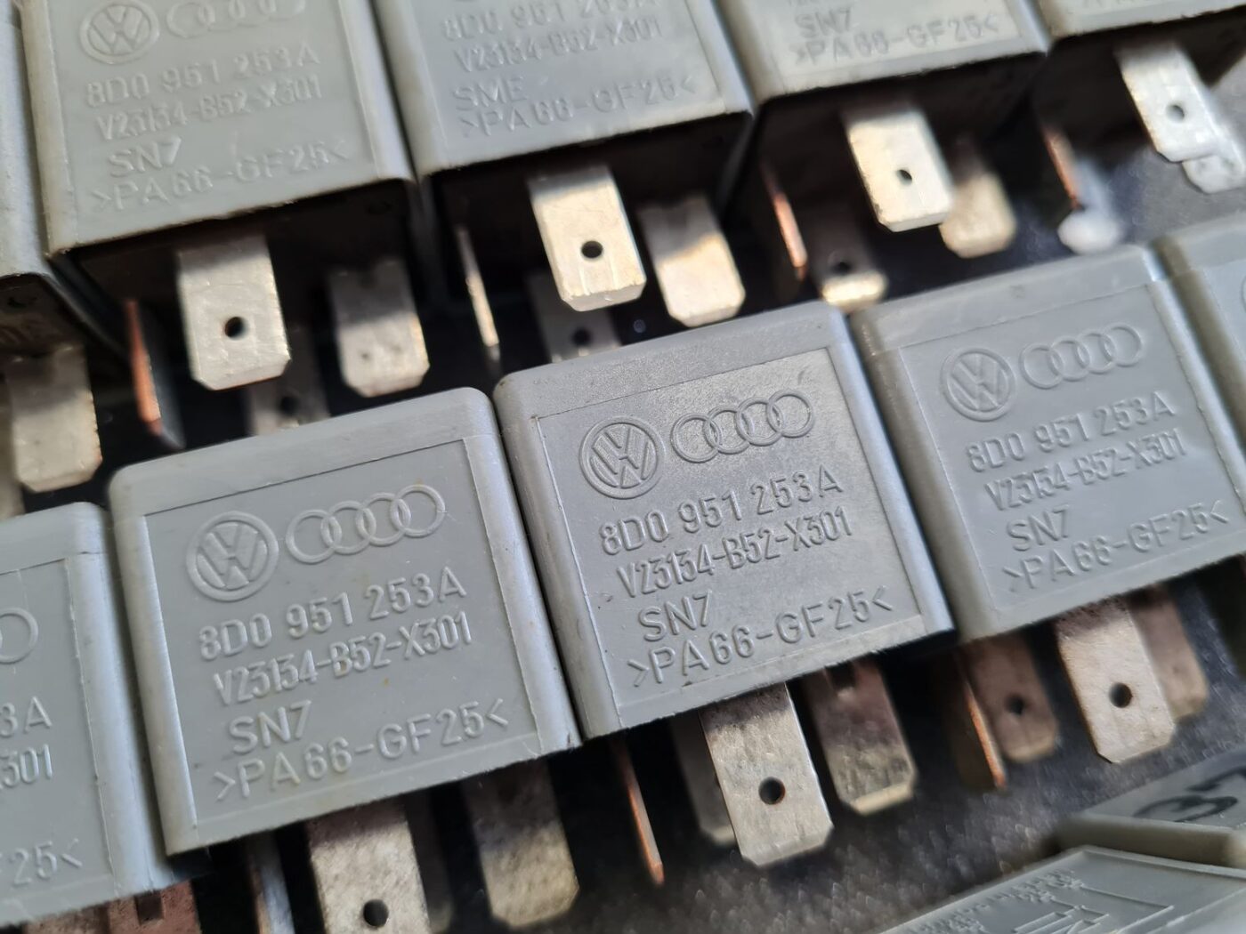 Drošinātāju releja priekš AUDI 2 Drošinātāju releja priekš AUDI