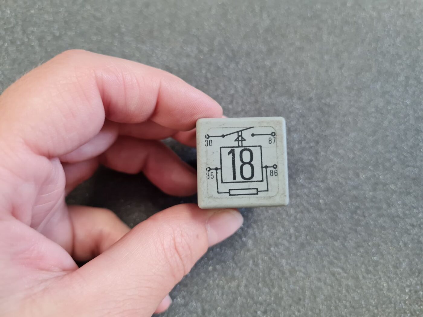 Drošinātāju releja priekš AUDI, VW 2 Drošinātāju releja priekš AUDI, VW