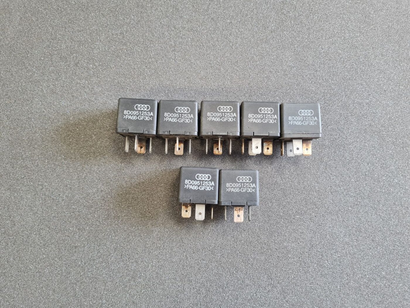 Drošinātāju releja priekš AUDI 1 Drošinātāju releja priekš AUDI