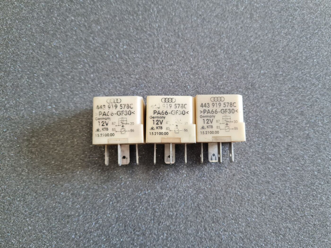 Drošinātāju releja priekš AUDI 1 Drošinātāju releja priekš AUDI