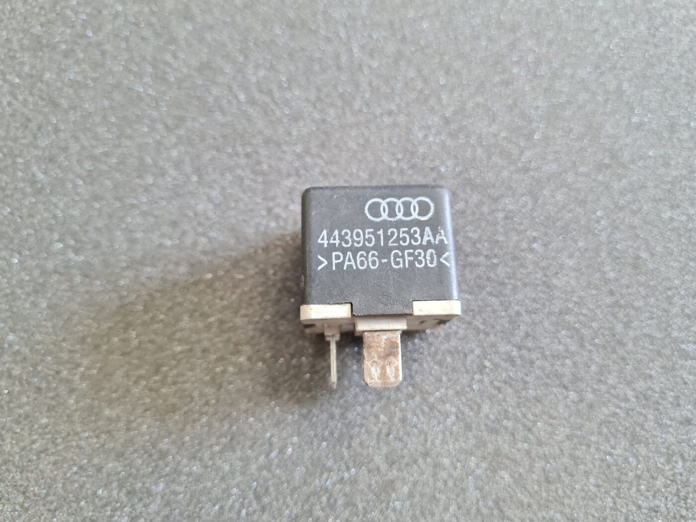 Drošinātāju releja priekš AUDI 1 Drošinātāju releja priekš AUDI