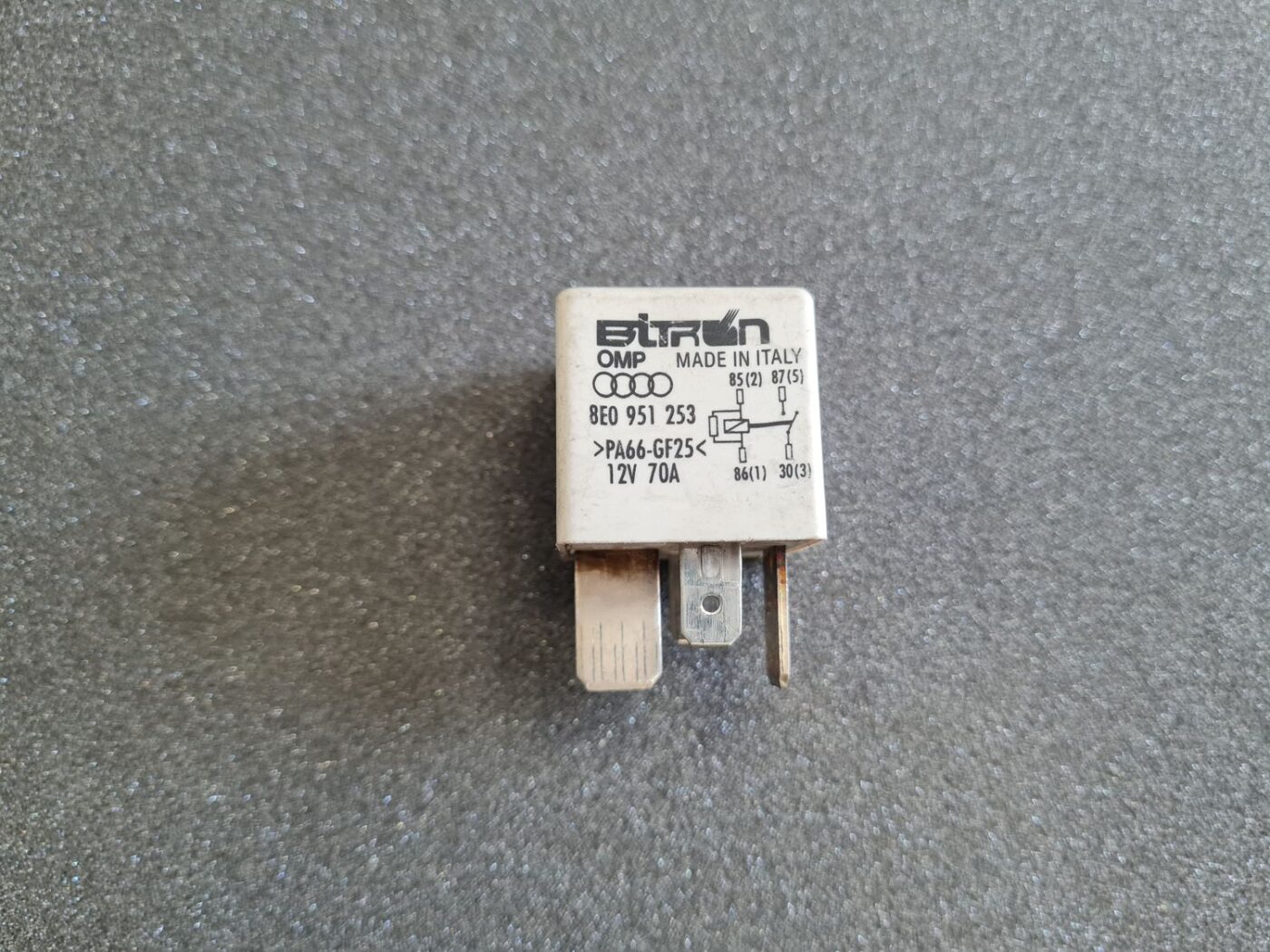 Drošinātāju releja priekš AUDI 1 Drošinātāju releja priekš AUDI