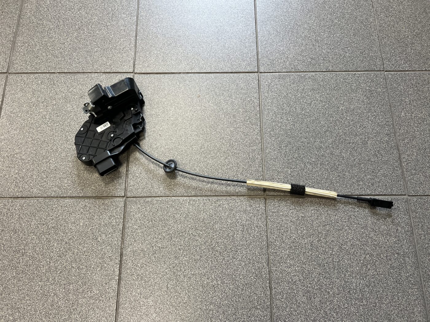 Priekšējo labo durvju slēdzene priekš VOLVO XC60 2009 6 Priekšējo labo durvju slēdzene priekš VOLVO XC60 2009