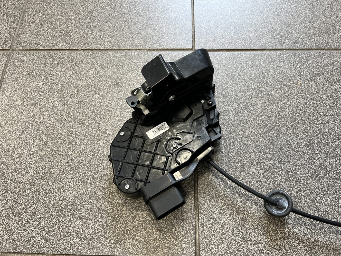 Priekšējo labo durvju slēdzene priekš VOLVO XC60 2009 5 Priekšējo labo durvju slēdzene priekš VOLVO XC60 2009