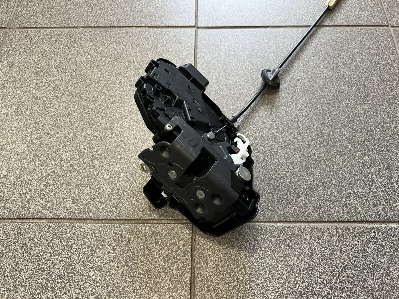 Priekšējo labo durvju slēdzene priekš VOLVO XC60 2009 3 Priekšējo labo durvju slēdzene priekš VOLVO XC60 2009