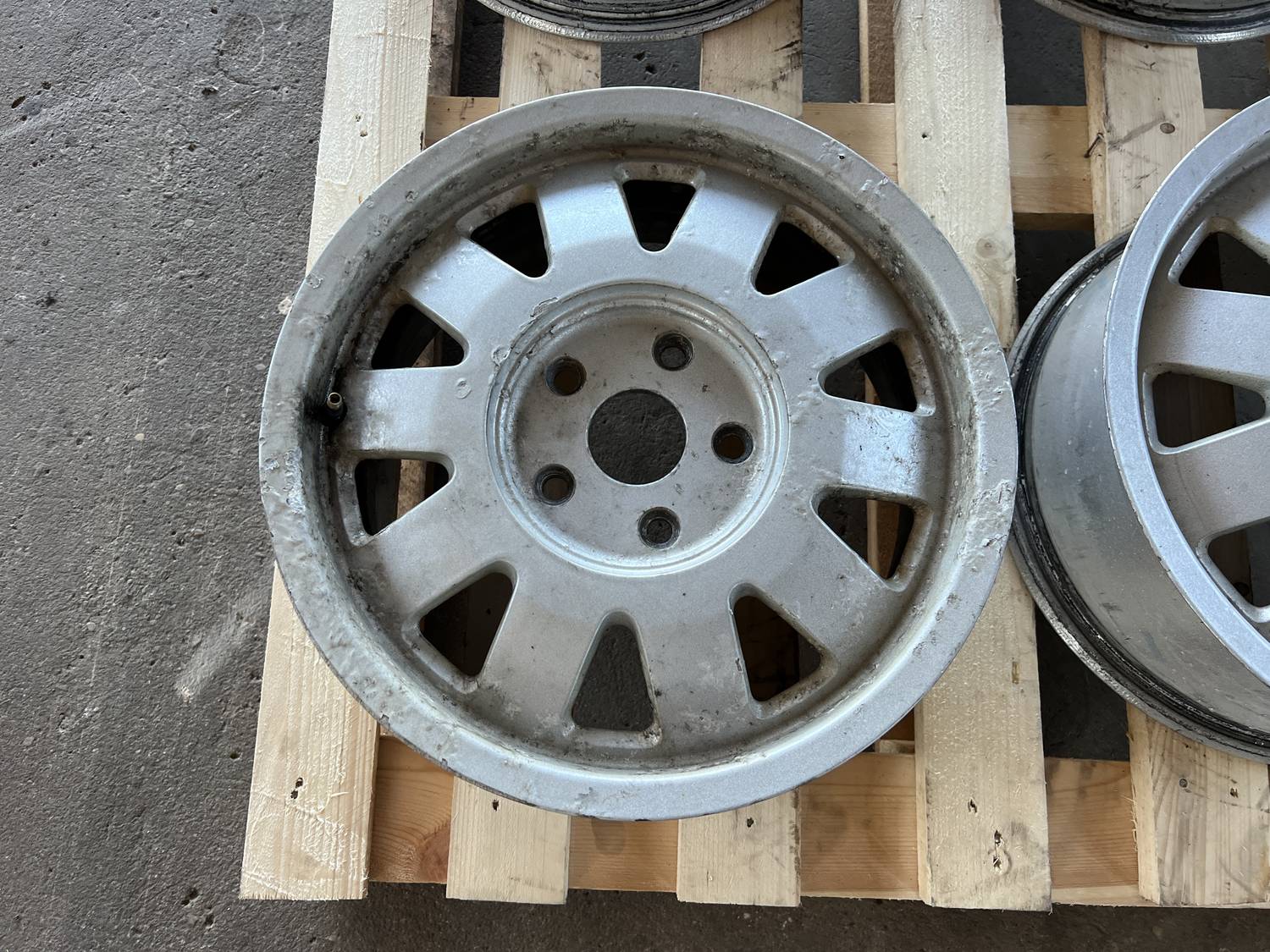 Lietie diski - vieglmetāla (kpl) priekš AUDI A4 1996 2 Lietie diski - vieglmetāla (kpl) priekš AUDI A4 1996