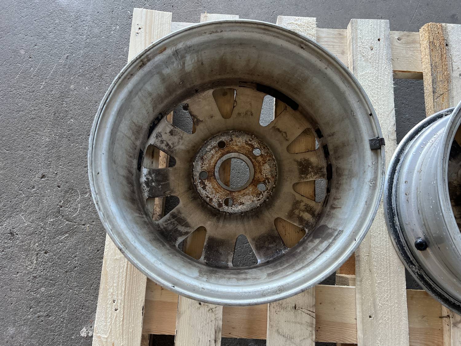 Lietie diski - vieglmetāla (kpl) priekš AUDI A4 1996 4 Lietie diski - vieglmetāla (kpl) priekš AUDI A4 1996