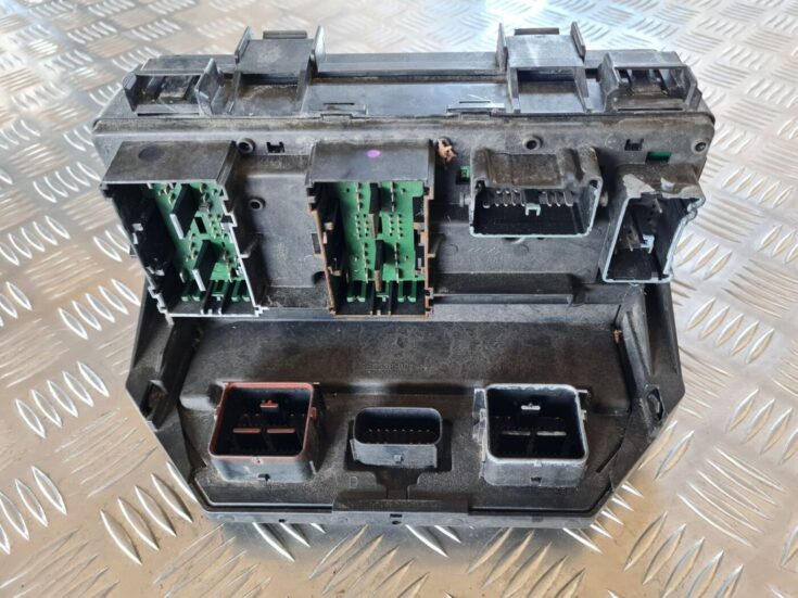 Drošinātāju bloks priekš DODGE JOURNEY 2010