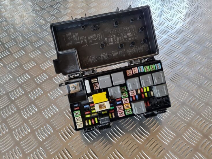 Drošinātāju bloks priekš DODGE JOURNEY 2010