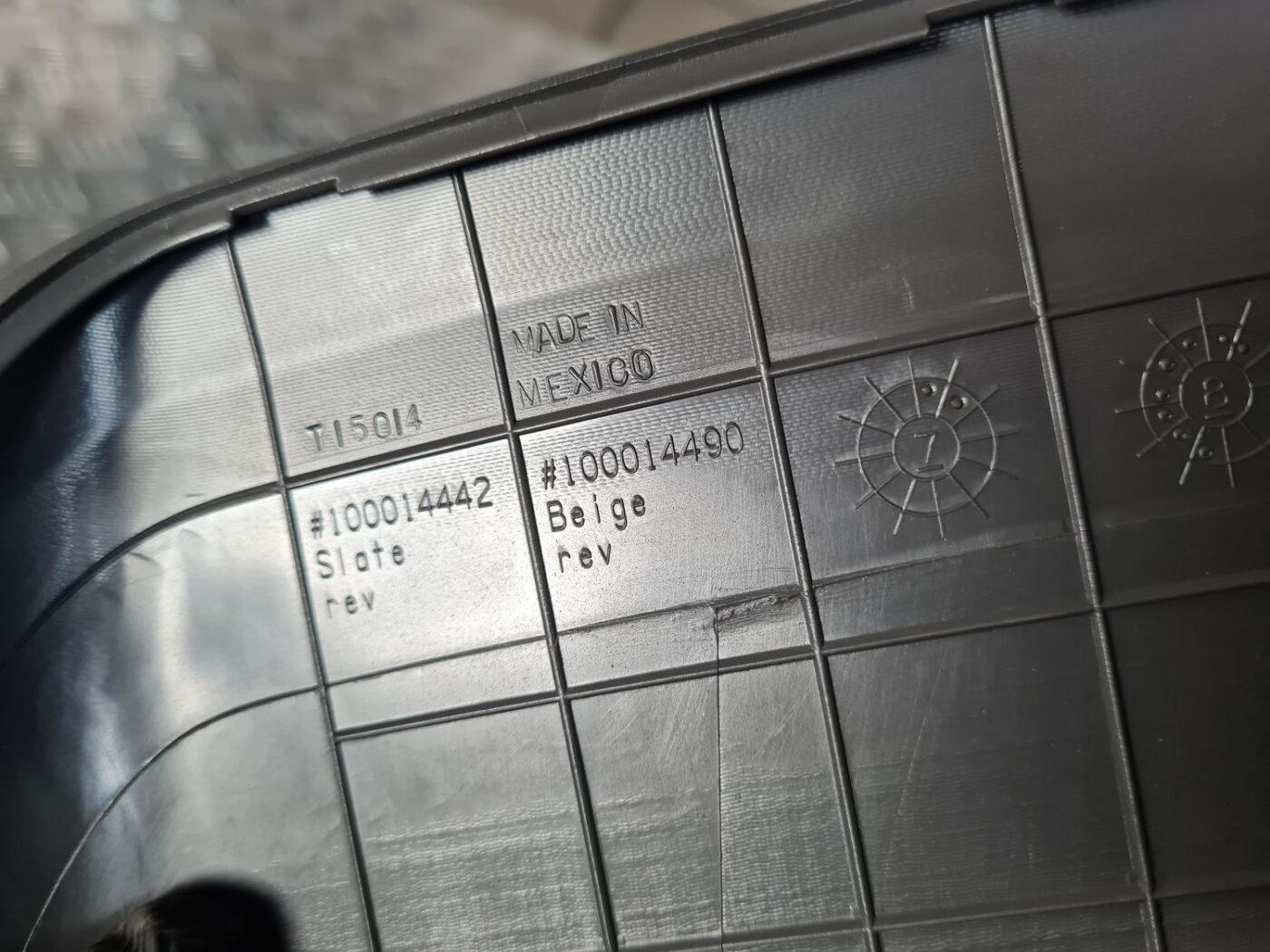 Displeja apdare (uz paneļa) priekš DODGE JOURNEY 2010 3 Displeja apdare (uz paneļa) priekš DODGE JOURNEY 2010