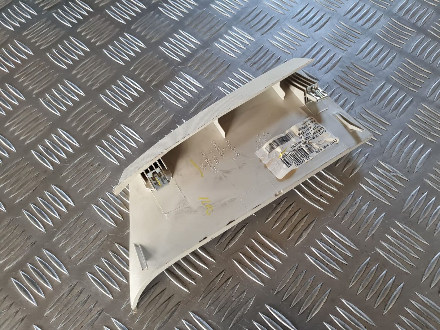 Bagāžnieka vāka apdare priekš DODGE JOURNEY 2010 2 Bagāžnieka vāka apdare priekš DODGE JOURNEY 2010