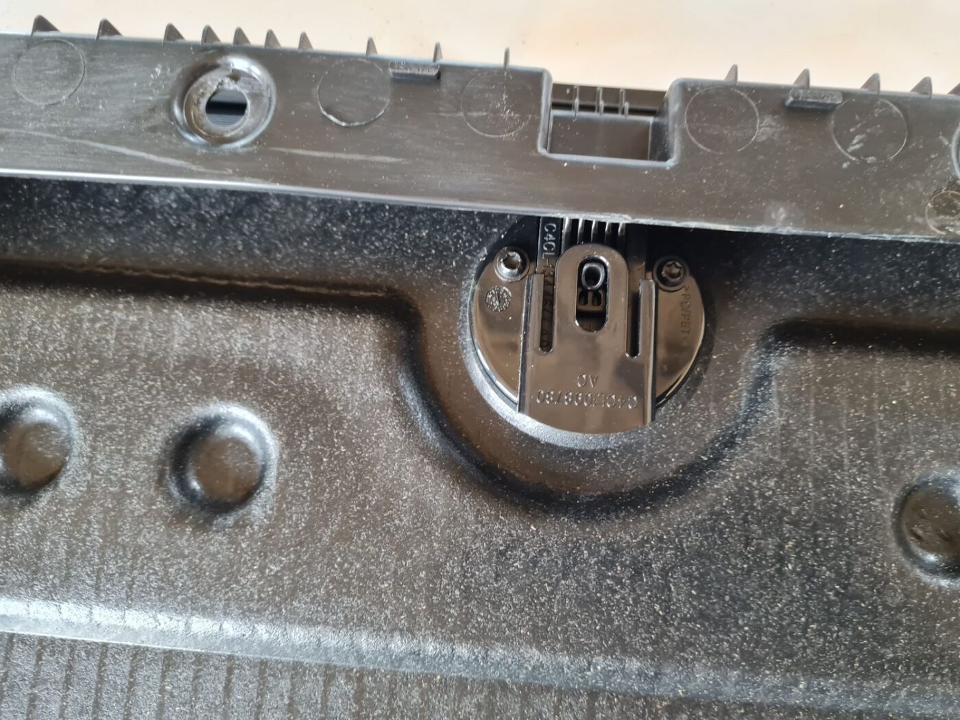 Mantu glabāšanas nodalījuma vāks priekš DODGE JOURNEY 2010 6 Mantu glabāšanas nodalījuma vāks priekš DODGE JOURNEY 2010