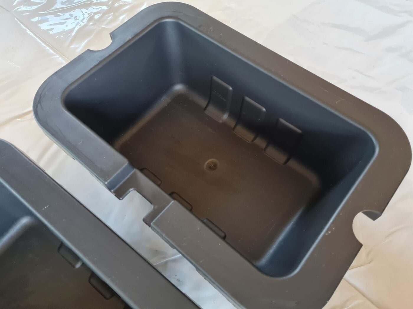 Mantu glabāšanas nodalījums gridā priekš DODGE JOURNEY 2010 6 Mantu glabāšanas nodalījums gridā priekš DODGE JOURNEY 2010