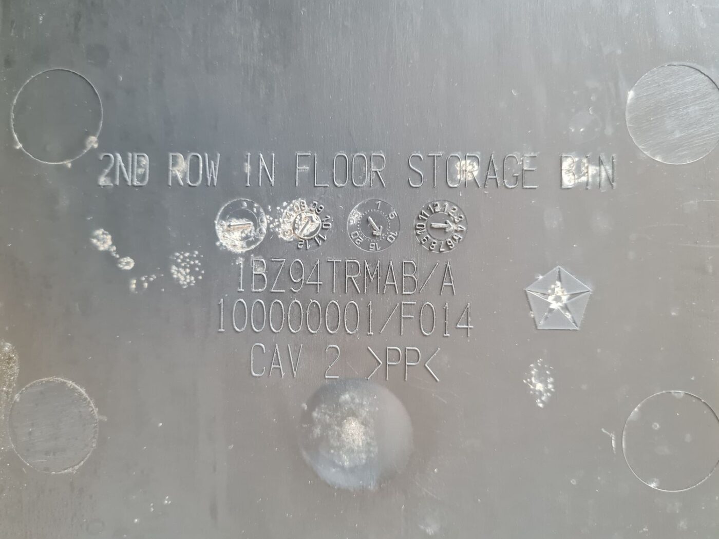 Mantu glabāšanas nodalījums gridā priekš DODGE JOURNEY 2010 4 Mantu glabāšanas nodalījums gridā priekš DODGE JOURNEY 2010