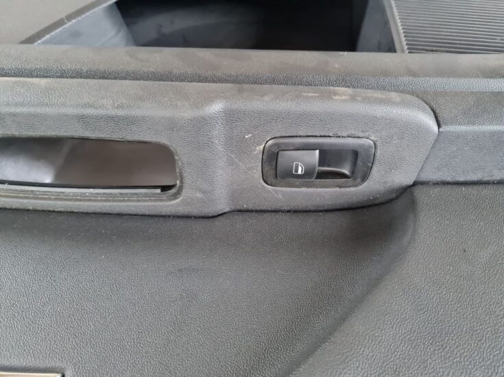 Aizmugurējo labo durvju apdare priekš DODGE JOURNEY 2010