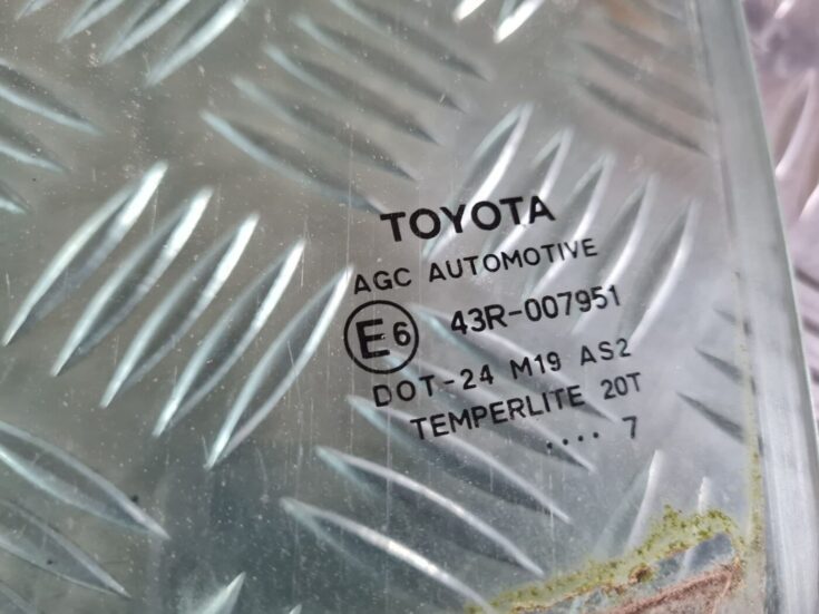 Priekšējo kreiso durvju stikls priekš TOYOTA AURIS 2007